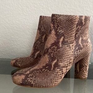 INC Tayteep snake Tan size 8